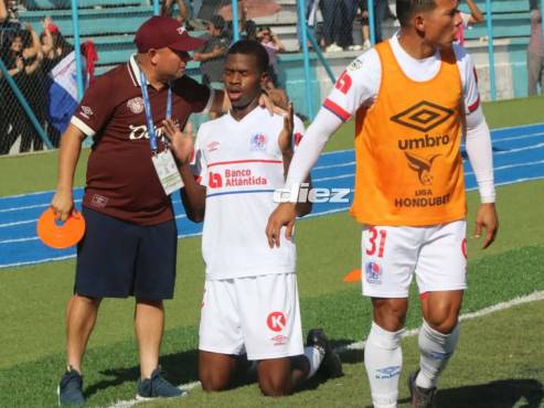 Así celebró el joven David Flores luego de marcarle el primer gol a Génesis PN en La Paz. (FOTO: Alex Pérez)