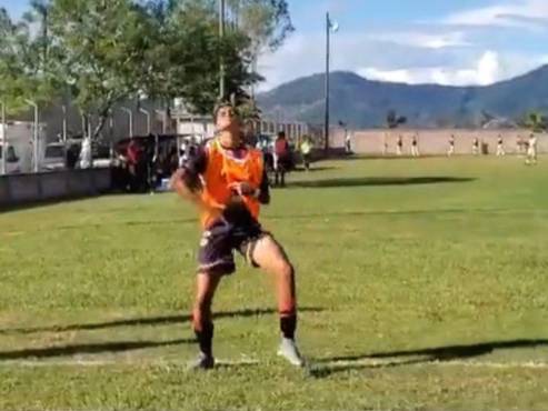 El jugador celebró de manera lamentable uno de los dos goles del Deportes Savio contra el Gracias de Lempira.