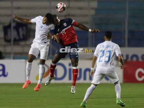 Choco Lozano no perdonó el arco de Arozarena en tiro libre cobrado por Luis Palma. FOTOS: Emilio Flores | David Romero.