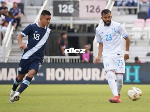 Jorge Álvarez domina la pelota ante la marca de un futbolista de Guatemala.