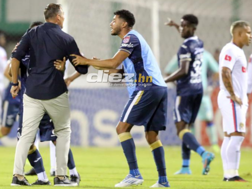 En el juego de ida de la gran final, la Tota Medina salió expulsado al ingresar al terreno de las acciones del Estadio Carlos Miranda de Comayagua.
