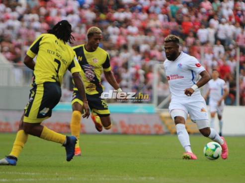 Jorge Benguché domina la pelota ante la marca de Yeer Gutiérrez, defensa del Génesis. FOTOS: David Romero | Andro Rodríguez.
