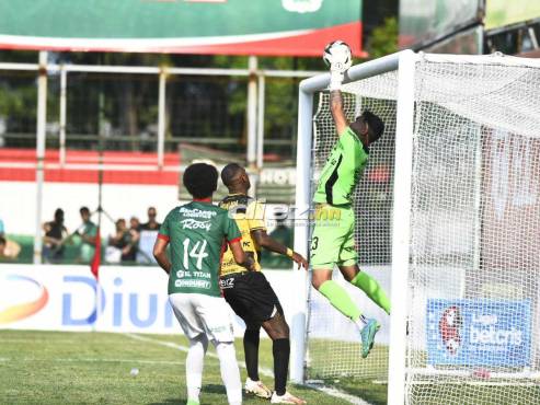 César Samudio ataja un disparo del panameño Carlos Small en el segundo tiempo. FOTOS: Héctor Edú | Neptalí Romero | Mauricio Ayala.
