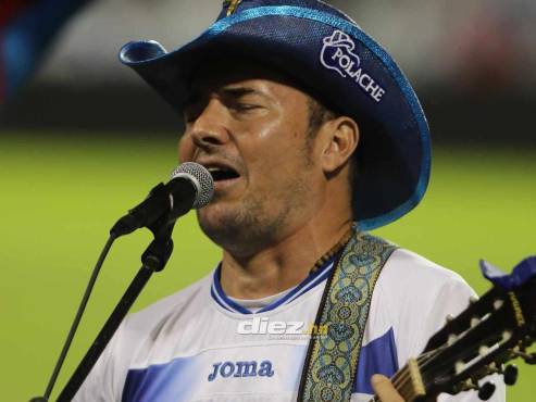 El cantante hondureño Polache regaló un gran show con sus composiciones en el Nacional Chelato Uclés. FOTOS: Mauricio Ayala | Andro Rodríguez | David Romero.