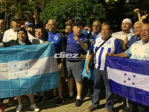 ¡NO ESTARÁN SOLOS! Los aficionados catrachos se hacen presente en el Félix Sánchez de Santo Domingo! FOTOS: Erlin Varela.