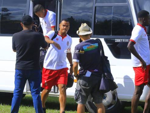 La llegada de la Real Sociedad encabezada por Rony Martínez.