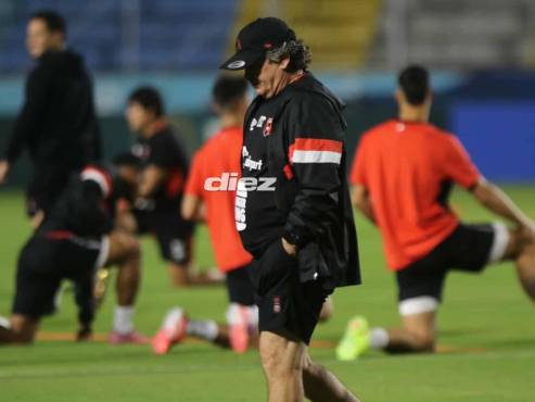 El DT de Liga Deportiva Alajuelense restó importancia al llenazo que habrá en el Chelato Uclés y dejó claro que los equipos grandes deben estar preparados para eso. (FOTO: David Romero)