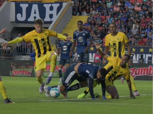 Real España y Motagua disputaron un tremendo partidazo en el Estadio Nacional Chelato Uclés. FOTOS: Estalin Irías | José Vásquez.