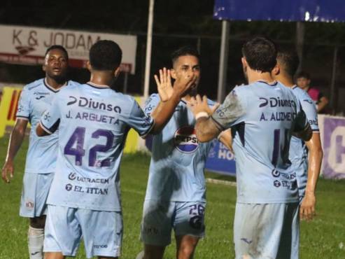 Los jugadores llegan a felicitar a Auzmendi tras el primer gol del juego. Foto José Luis Barralaga.