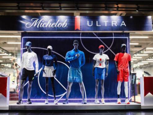 Durante el día, los maniquíes reflejan un estilo de vida activo.