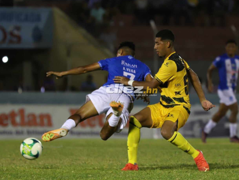 Alexy Vega intenta quitarse la marca del juvenil Darlin Mencía. FOTO: Esaú Ocampo.