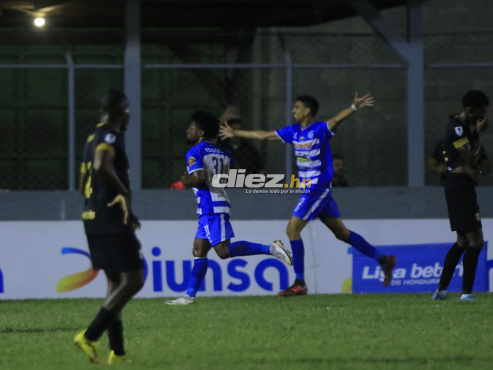 Así festejaron los jugadores del Victoria el tanto del empate de su equipo a través de Alexander Aguilar. FOTO: Neptalí Romero.