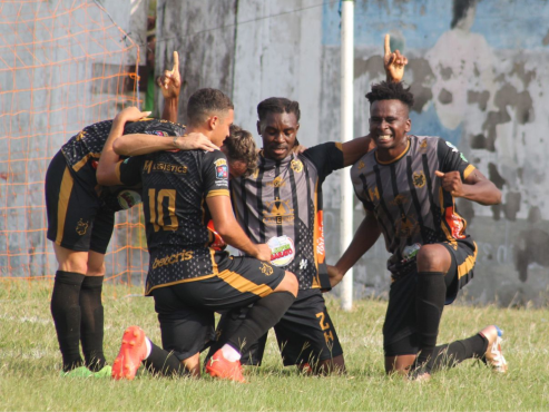 La celebración de los futbolistas del Platense en el triunfo 2-5 ante Villanueva FC.