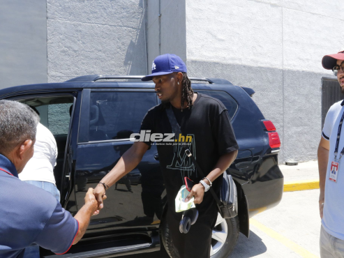 Alberth Elis llegó al mediodía de este viernes al Aeropuerto Internacional Ramón Villeda Morales de La Lima. FOTO: Neptalí Romero.