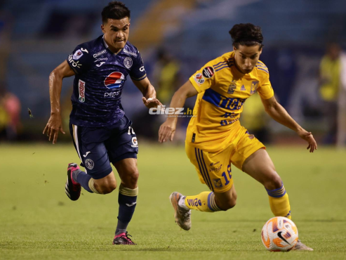 Gaspar Triverio marca a Diego Lainez en uno de los mano a mano más interesantes de la noche.