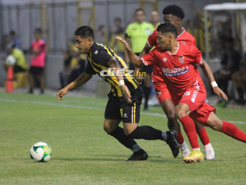 Marco Aceituno adelanta el balón ante la marca de Samuel Pozantes en el Estadio Morazán.