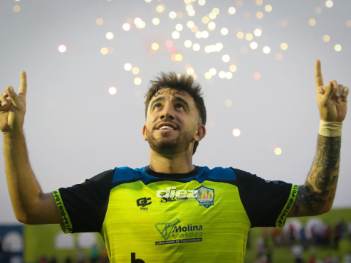 ¡Postalón! Así festejó Agustín Auzmendi el tanto del empate de Olancho ante Olimpia. FOTO: Andro Rodríguez.