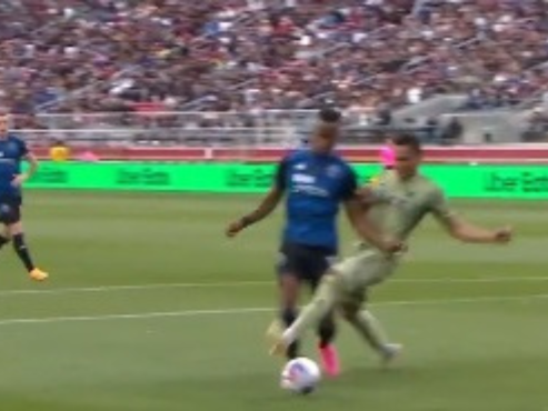 El réferi del partido no dudó en señalar lanzamiento de penalti en contra del LAFC.