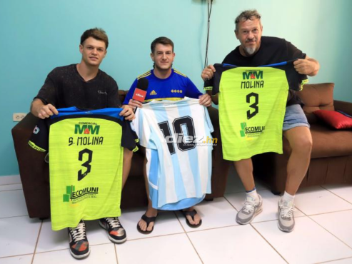 Santiago Molina recibió a su padre Óscar, que llegó de Argentina, y su amigo Ignacio, con la camisa de Boca Juniors, quien arribó proveniente de Costa Rica para ver la final. FOTO: Marvin Salgado.