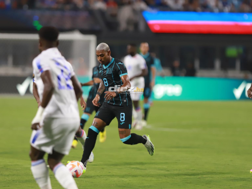 Joseph Rosales domina el balón ante la marca de un futbolista de Haití. FOTO: Mauricio Ayala.