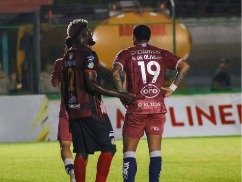 Bryan Barrios marca al atacante uruguayo Rodrigo de Olivera. FOTOS: Mauricio Ayala.