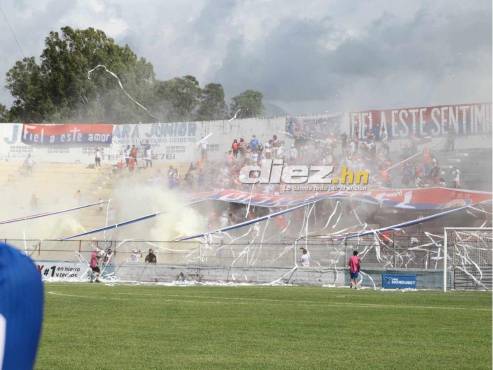La Ultra Fiel armó la fiesta en el Estadio Ceibeño. FOTO: Esaú Ocampo.
