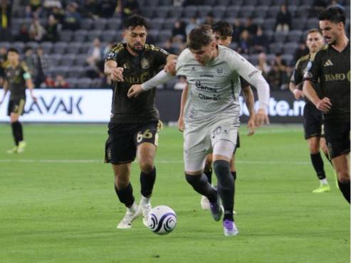 David Sayago domina la pelota ante la marca de dos jugadores del LAFC. Alexander Euceda.