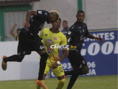 Anfronit Tatum da un cabezazo que es salvado por el arquero Gerson Argueta del Génesis. FOTO: Alex Pérez.