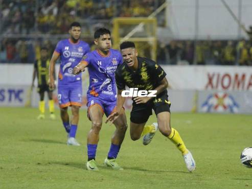 Marco Aceituno le comete falta a Jack Baptiste en el engramillado del Morazán. FOTOS: NEPTALÍ ROMERO | MAURICIO AYALA.