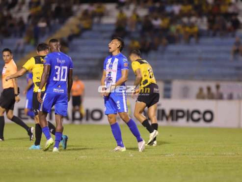 Allan Banegas se lamenta la acción de gol fallada por el Victoria ante Real España. FOTO: Neptalí Romero | Mauricio Ayala.