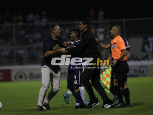 La Tota Medina perdió la cabeza en el partido y fue expulsado por Armando Castro.