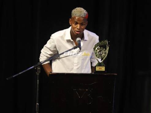 Julián Martínez dio palabras de agradecimiento tras coronar el primer lugar como Mejor Jugador Joven. FOTOS: Mauricio Ayala | Alex Pérez | Emilio Flores.