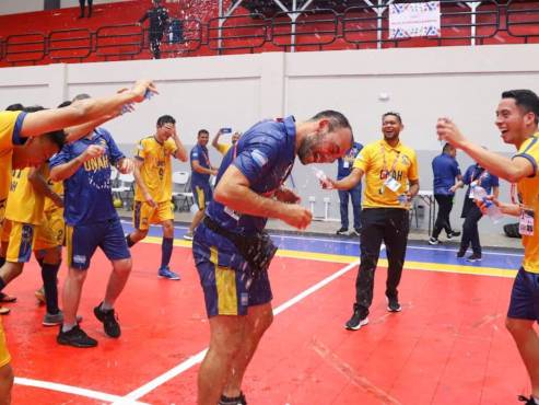Los jugadores de los PUMAS de la UNAH celebraron con mucha alegría la medalla de oro.