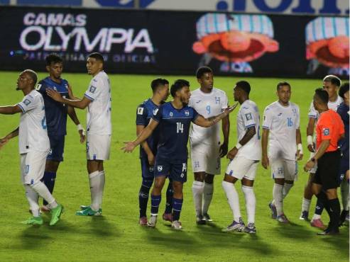 Los jugadores de Honduras y Nicaragua entraron en un conato de bronca en el Estadio Nacional. FOTOS: David Romero | Aníbal Vásquez | Marvin Salgado | Mauricio Ayala.