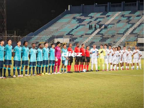 8’: ¡OTRA VEZ, HONDURAS! David Flores remata de derecha y el portero de Puerto Rico controla sin problemas. FOTOS: Mauricio Ayala | Neptalí Romero.