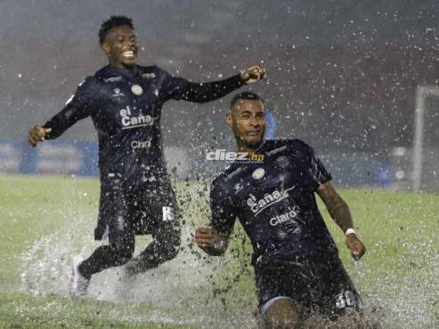 Así festejó Carlos Small su golazo en el 2-0 del Real España ante el Vida. FOTO: Esaú Ocampo.