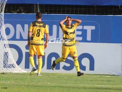Marco Aceituno se lleva las manos a la cabeza. Su gol no estaba offside. FOTOS: Mauricio Ayala/Neptalí Romero.