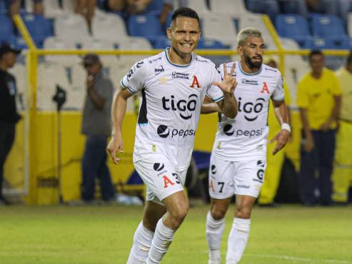 Emerson Aquino se despachó un póker en la final del fútbol salvadoreño.