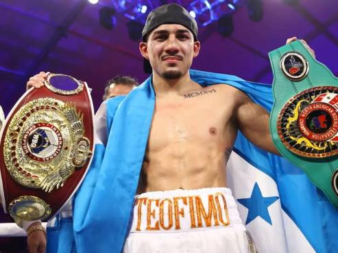 Teófimo López defiende con mucho orgullo la bandera de Honduras.