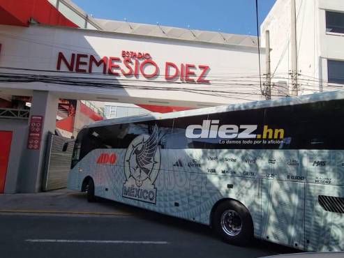 La Selección Mexicana al momento de su arribo al estadio Nemesio Diez.
