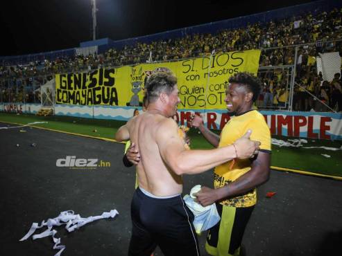 El entrenador festejó junto a sus jugadores tras no poder estar en el banquillo.