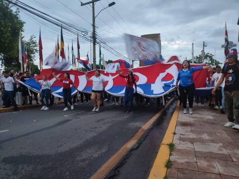La barra del Olimpia llegó al estadio Morazán pese a que no podrán ingresar. Foto: Mario Figueroa.