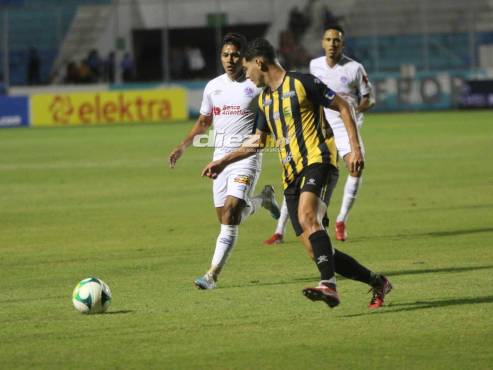 Jhow Benavidez salió del campo y en su lugar ingresó el juvenil Roberto Osorto. FOTO: Alex Pérez.