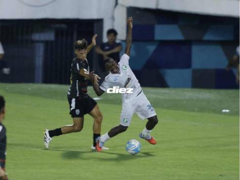 Así fue la polémica falta penal contra Yeison Arriola, futbolista del Platense. FOTO: Neptalí Romero.