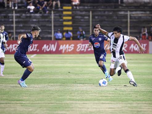 Carlos Argueta no tuvo su mejor partido y al mediotiempo fue sustituido.