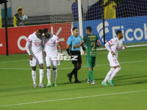 Olimpia se fue al descanso con el 1-0 tras el tanto de penal de Yustin Arboleda en el primer tiempo. (FOTO: Alex Pérez)
