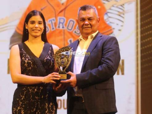 El padre de Mauricio Dubón recibió el premio de su hijo, quien logró el Mejor Atleta Masculino del 2023. FOTOS: Mauricio Ayala | Alex Pérez | Emilio Flores.