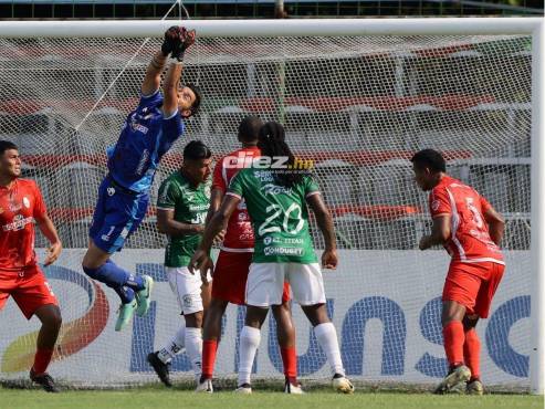 Rodrigo Rodríguez salva una acción clara de gol del Marathón en el Yankel Rosenthal. FOTOS: Mauricio Ayala | Yoseph Amaya.
