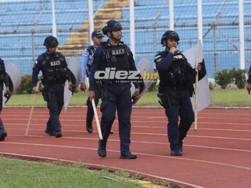 La Policía Nacional y Grupo de Operaciones Especiales Tácticas (GOET) blindan el Olímpico de San Pedro Sula. FOTOS: Neptalí Romero | Alexis Muñoz.