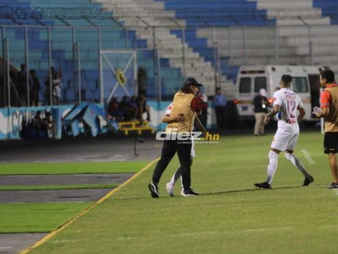 Brayan Moya se fue a celebrar con Pedro Troglio en el banquillo merengue. El futbolista rompió la sequía de goles. FOTO: Alex Pérez.
